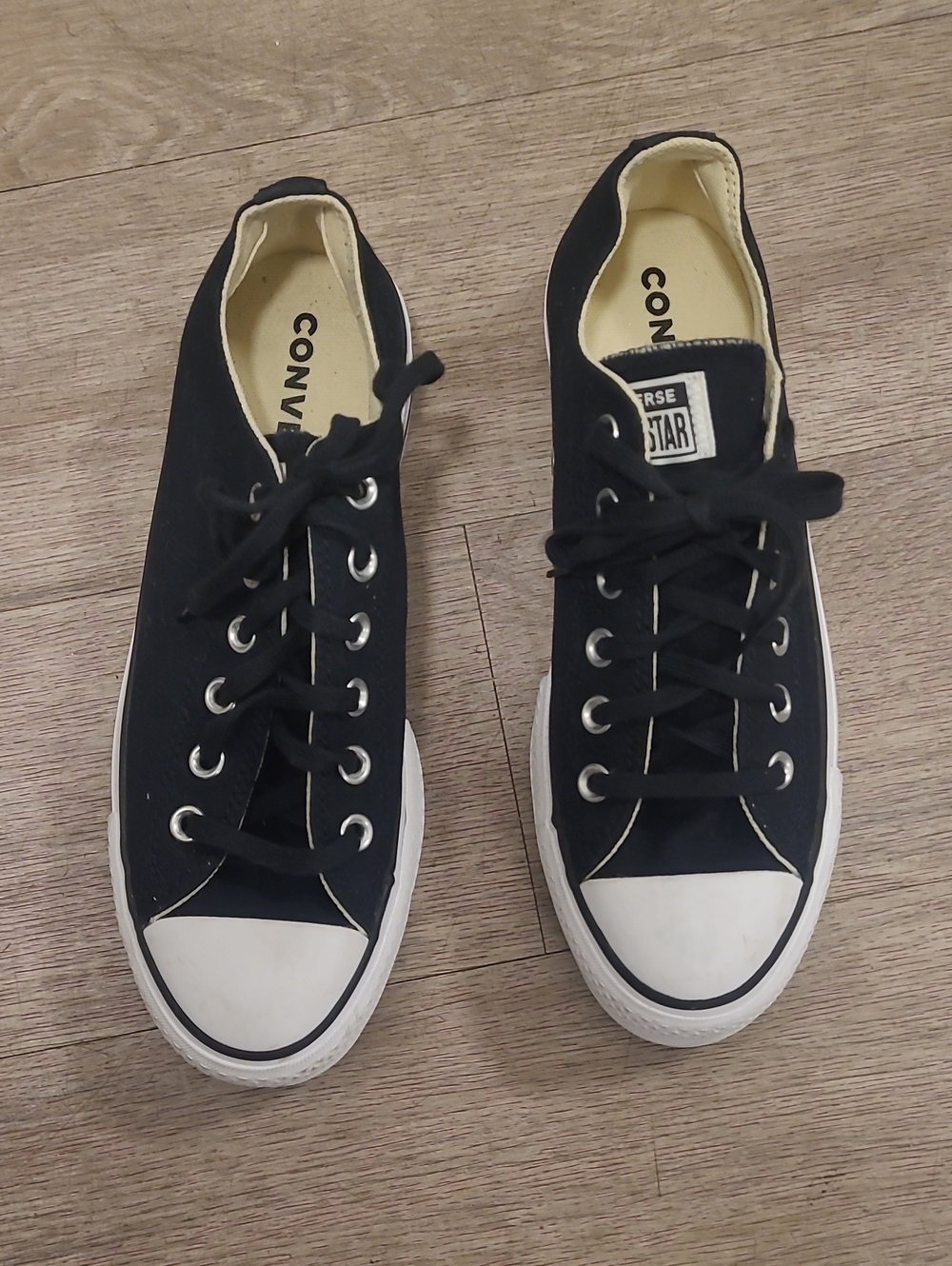 NEW WITHOUT TAGS Converse Low Top Sneakers in Black and White - Picture 3 of 8